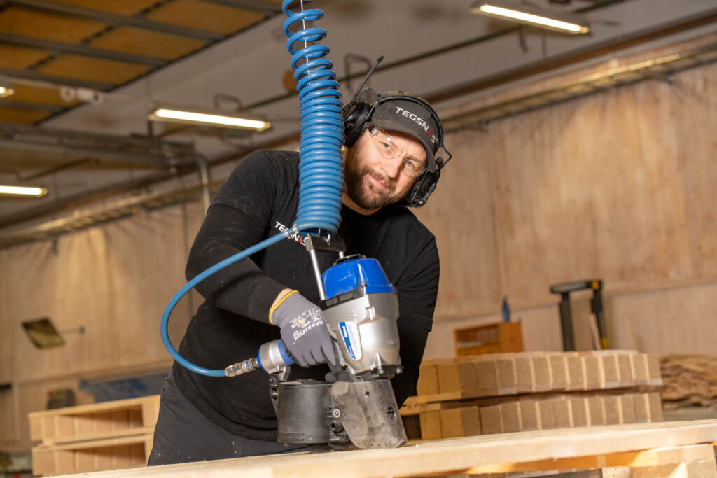 Employees nailing pallets - Tegsnäs Emballage